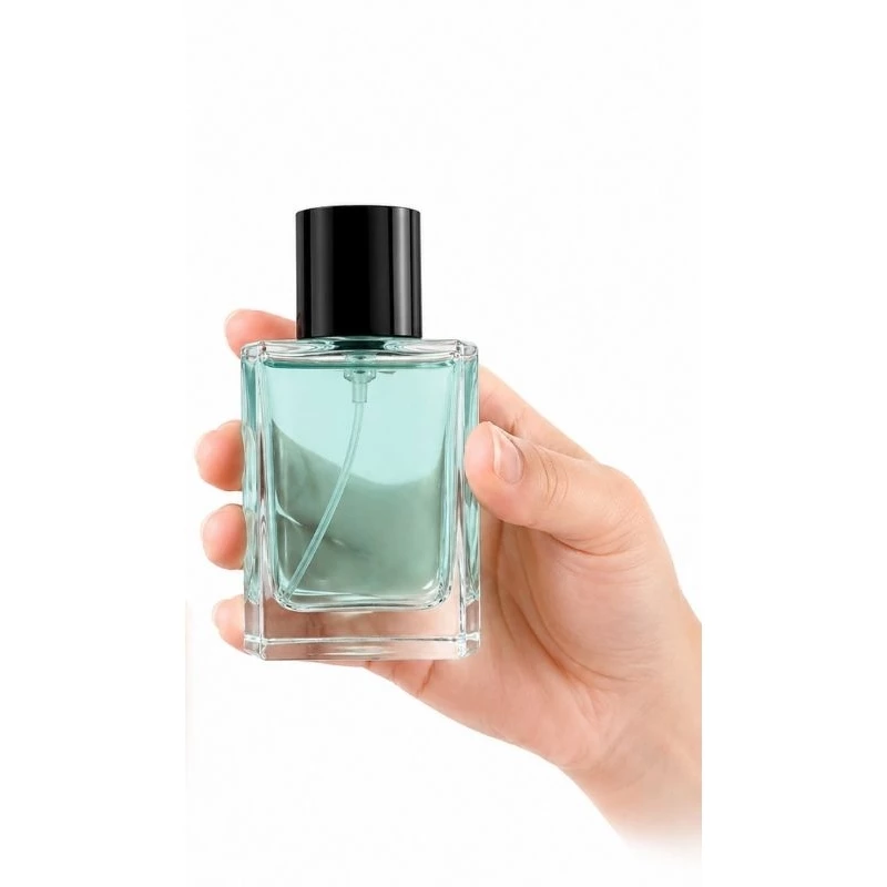 Frasco verde-água de perfume Brisa Marinha sendo segurado na mão