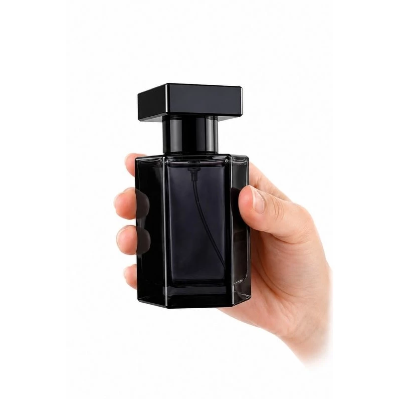 Frasco preto de perfume Noir Intense sendo segurado na mão