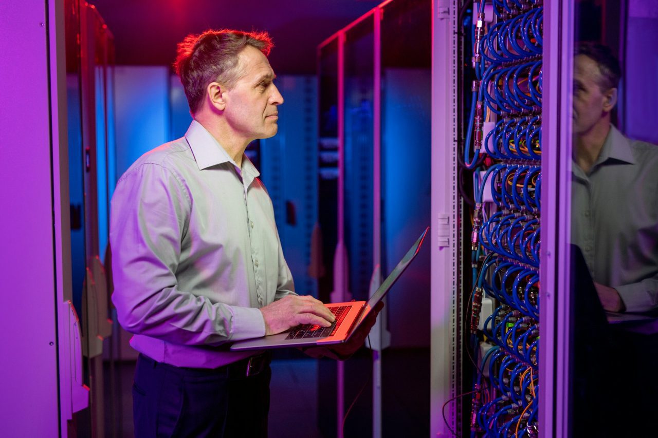 Site DT 6 network engineer performing security check